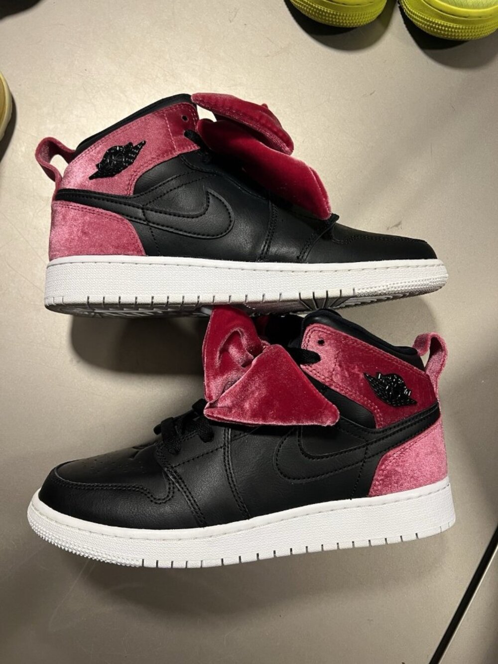 Jordan 1 Mid Bow Black Noble Red (GS) CK5678-006 Gs size 6.5y Used No Box